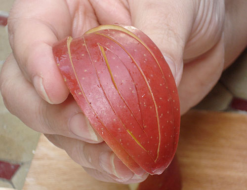 Отрежьте две более мелких сердцевинке в яблоке