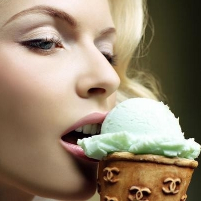 девушка ест мороженное, десерт