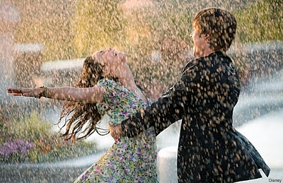 Пара танцует под дождем фото