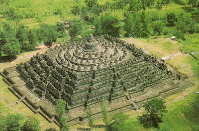 9. Буддийские Монастырь в Боробудур (BOROBUDUR)