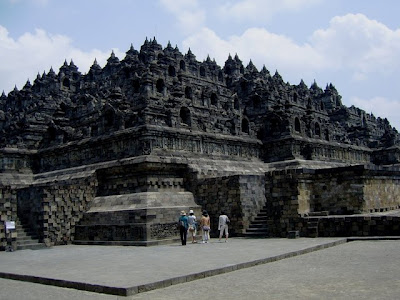 9. Буддийские Монастырь в Боробудур (BOROBUDUR)