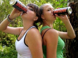 Употребление энергетических напитков ведет к алкоголизму