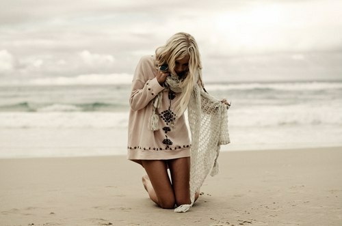 девушка на пляже в свитере