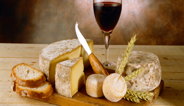 Дорогое вино и сыр с плесенью фото картинка фотография