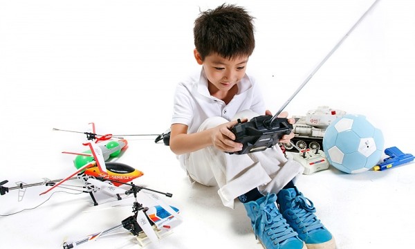 Ребенок с радиоуправляемыми игрушками фото