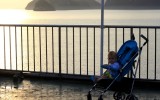 Ребенок в коляске возле моря фото