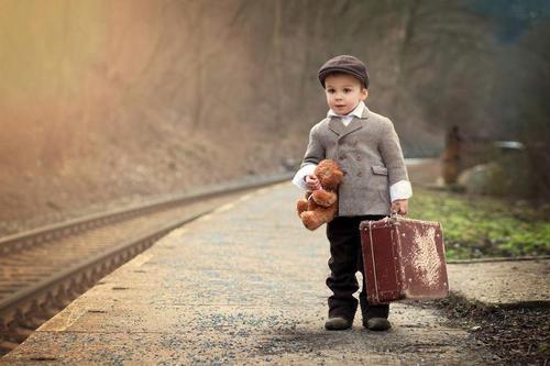 Мальчик в костюмчике с чемоданом фото