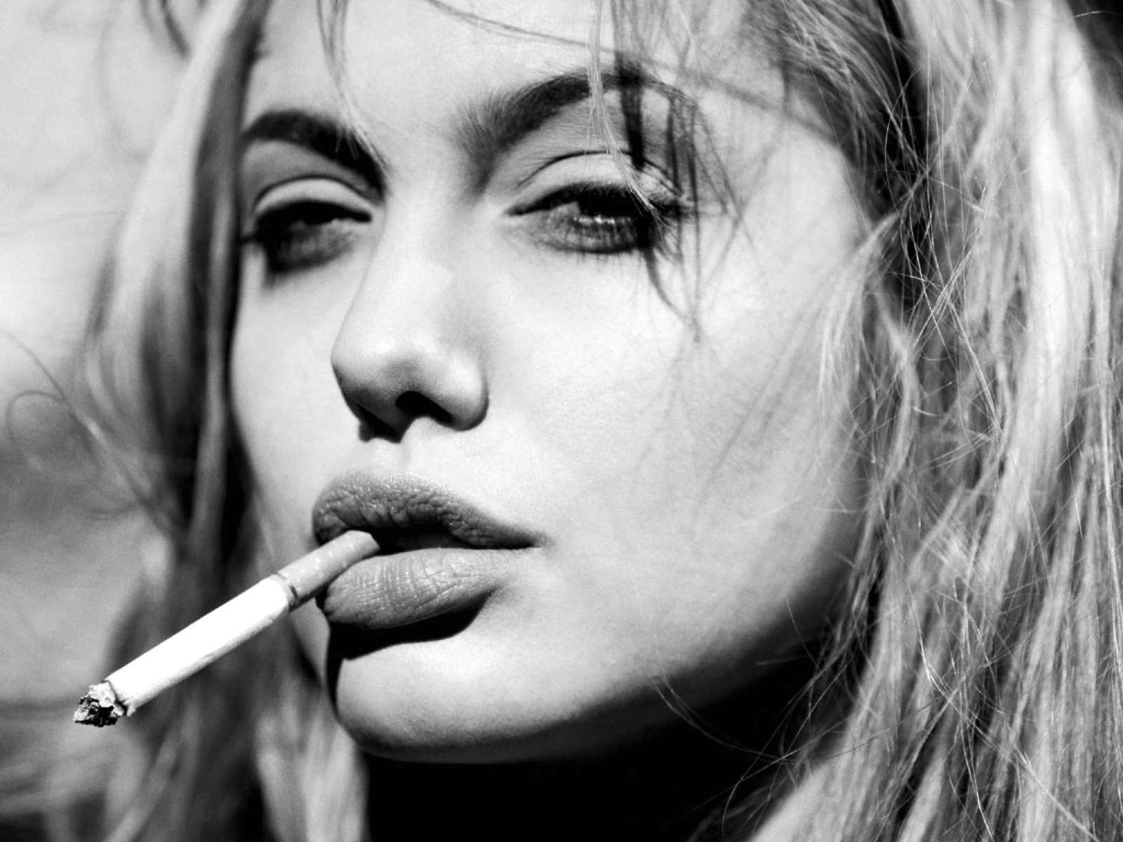 Актриса с сигаретой фото