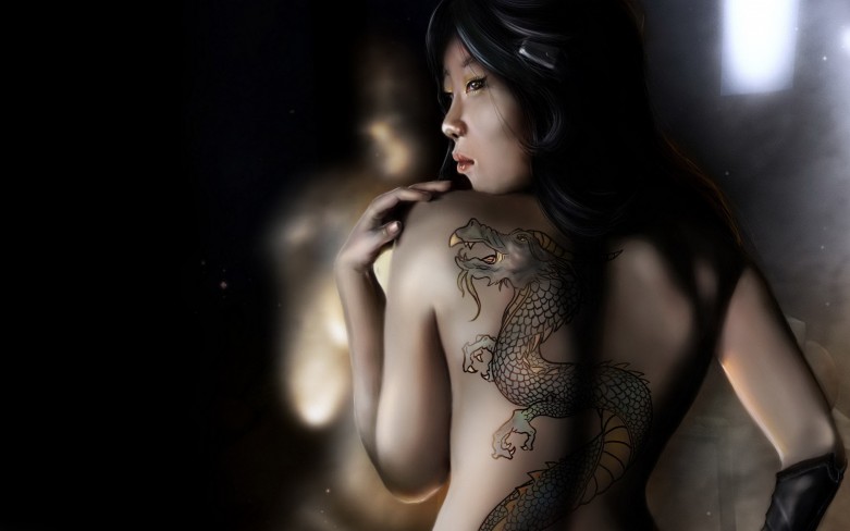 Девушка с татуировкой дракона фото