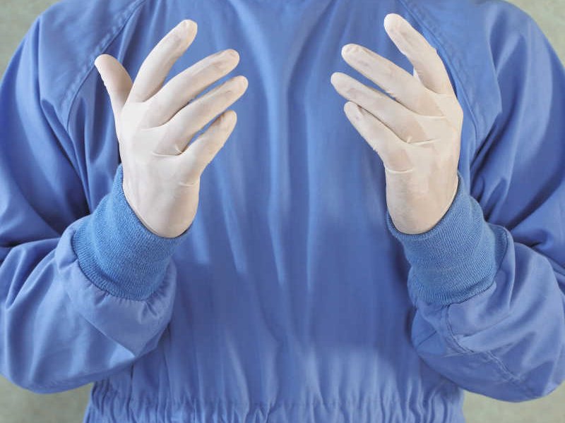Хирург в перчатках фото