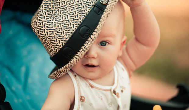 Малыш в шляпе фото
