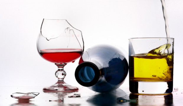 Алкоголь в бокалах фото