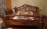 Деревянная кровать фото