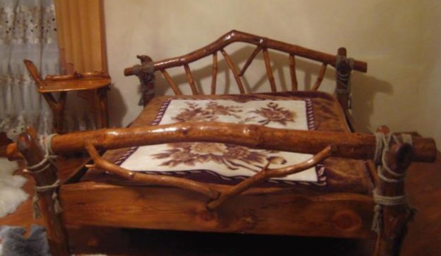 Деревянная кровать фото