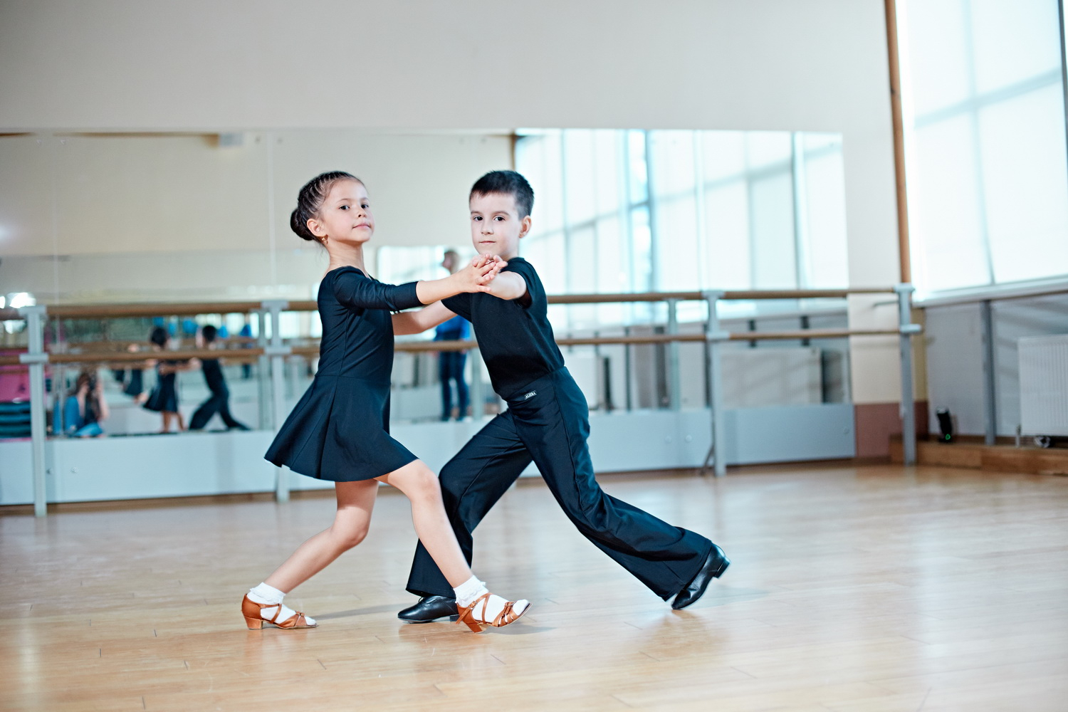 Что дают занятия по бальным танцам ребёнку?