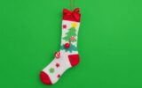 Носки с ёлочными игрушками: рождественский дух