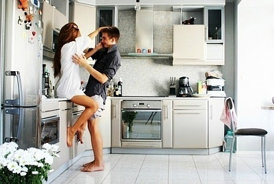 Парень и девушка на кухне фото