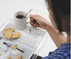 Почему вредно чтение во время еды?