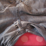 Потертые джинсы фото