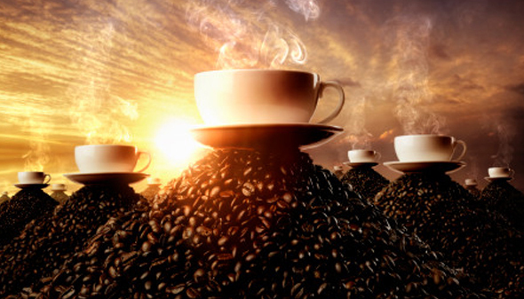 Дымящаяся чашка кофе горка кофейных зерен фото картинка фотография
