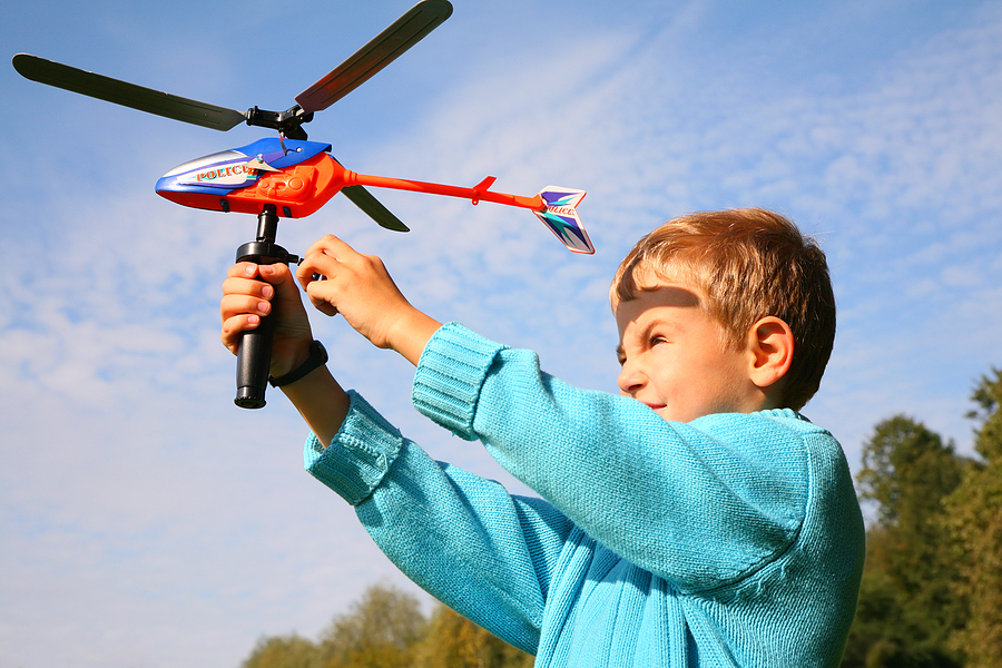 Мальчик с радиоуправляемым вертолетом фото