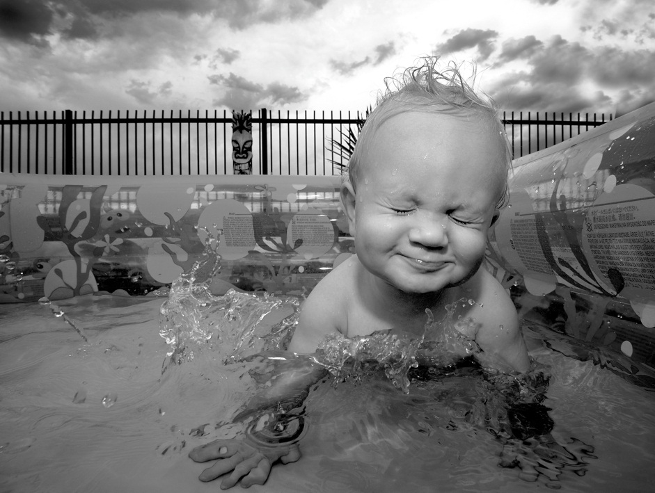 Ребенок купается фото