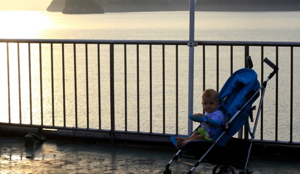 Ребенок в коляске возле моря фото
