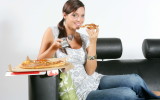 Девушка ест пиццу фото