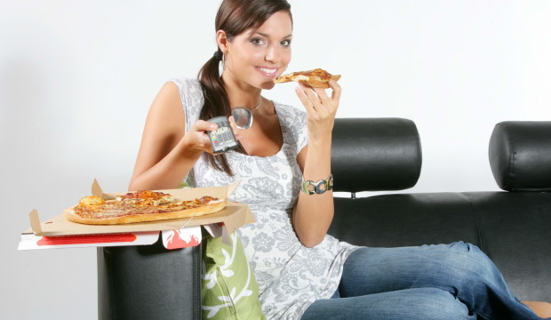 Девушка ест пиццу фото