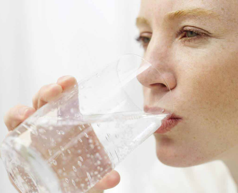 Женщина пьет воду фото