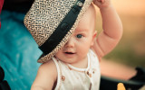 Малыш в шляпе фото