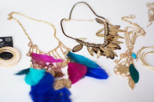 Ожерелья с разными перьями фото