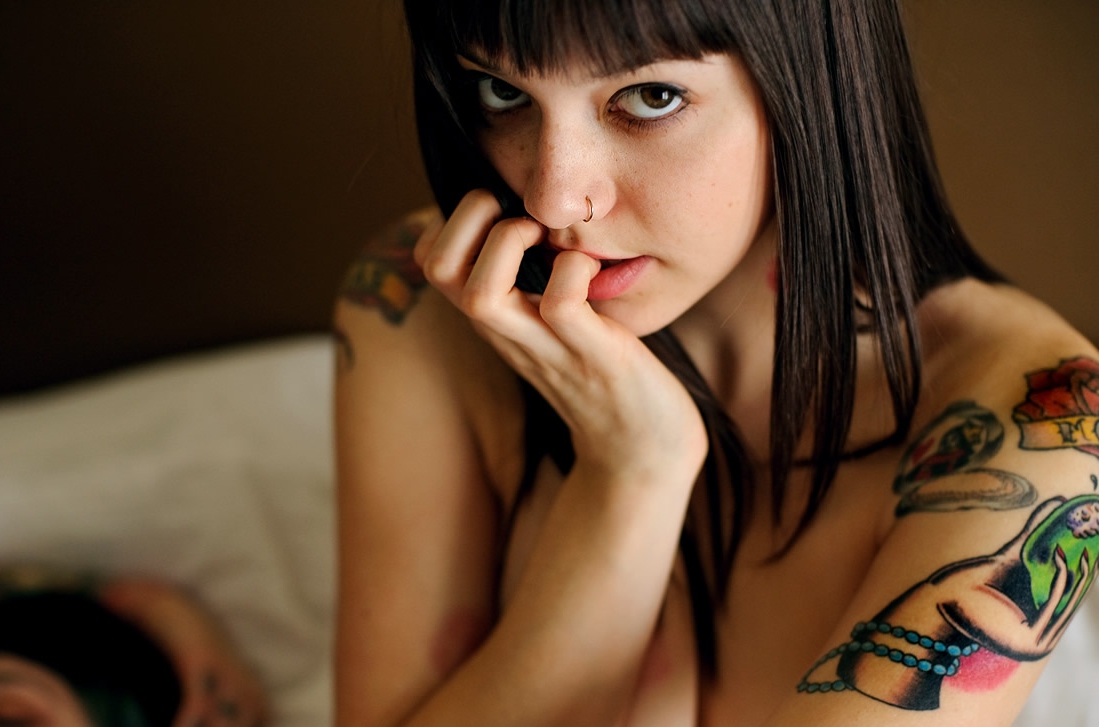 Девочка с пирсингом и татуировками фото