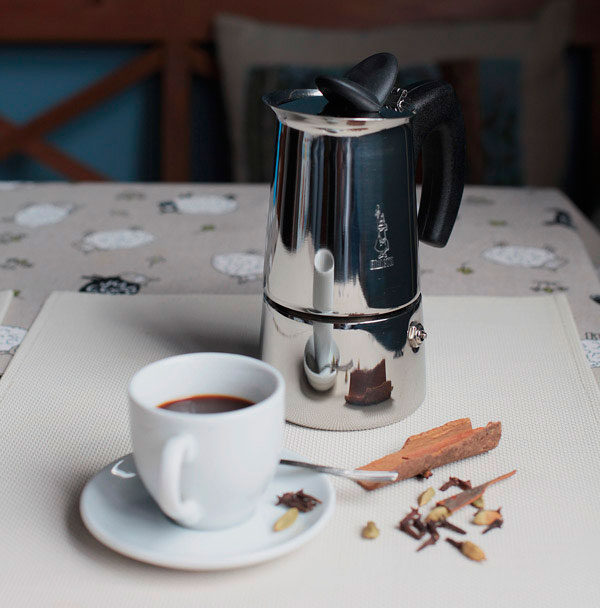 Ароматный кофе в гейзерной кофеварке: вкусно, просто, недорого
