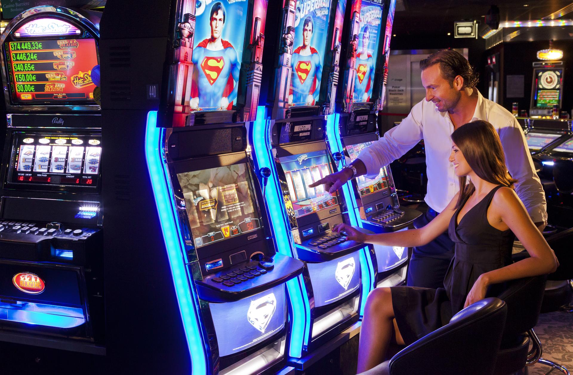 Лучший сайт игровых автоматов на деньги 2024. Игровые автоматы. Автомат казино. Зал игровых автоматов. Аппарат казино.