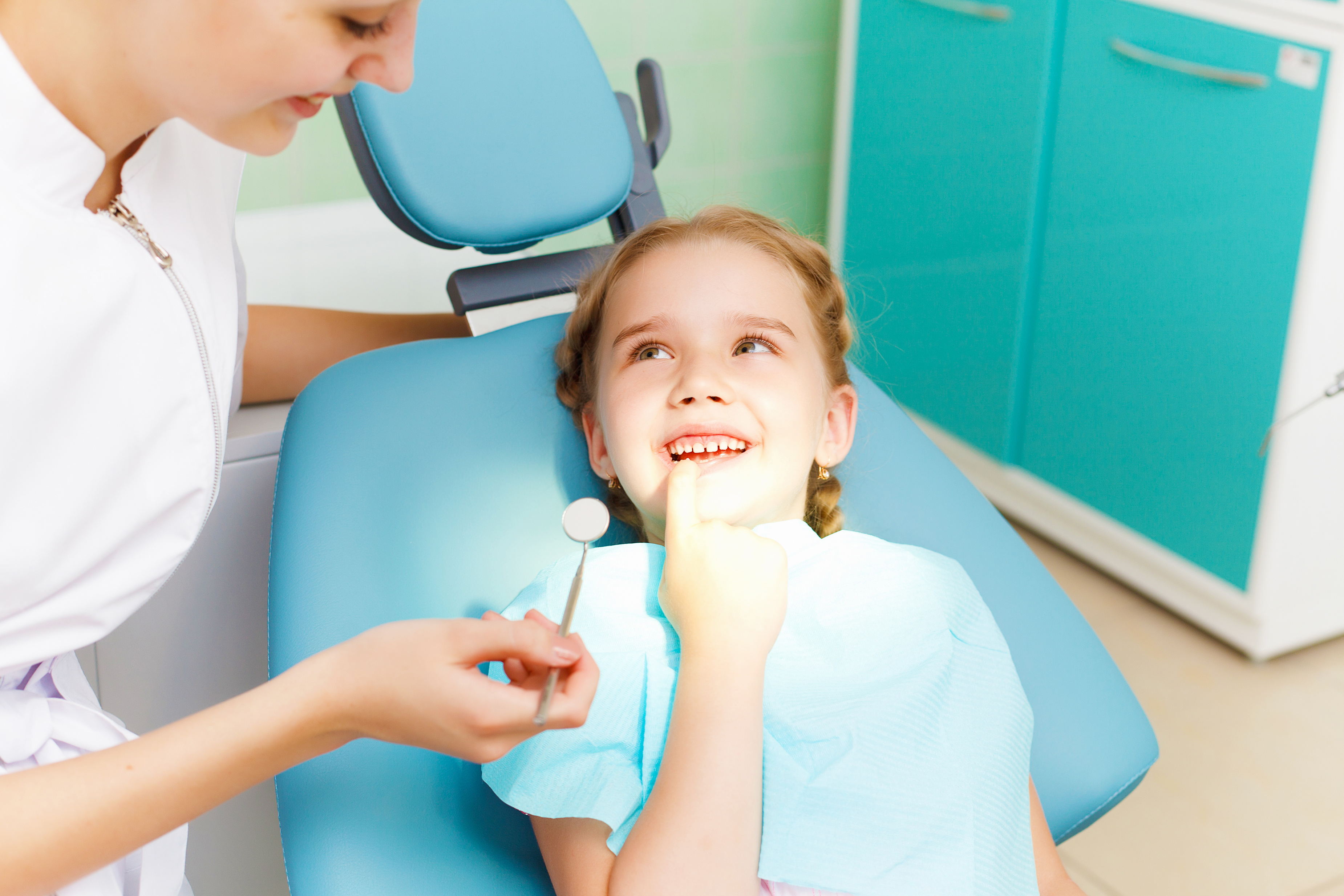 Зубной врач для детей. Ортодонт детский. Ребенок у стоматолога. Девочка у стоматолога. Детская стоматология ортодонт.