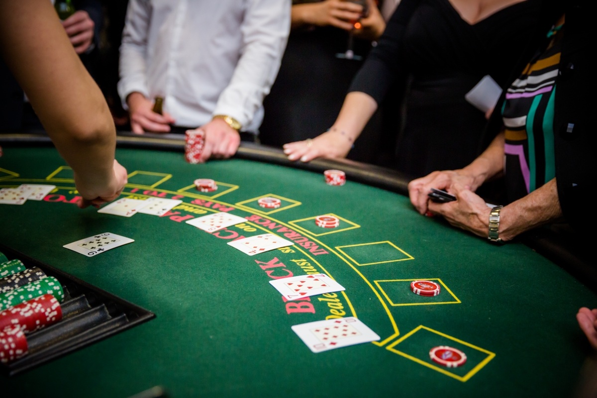 Ставки это азартные игры. Казино Покер. Игральный стол в казино. Игровые казино на реальные деньги. Игровой стол игорный бизнес.