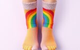 Носки с радугой: яркость эмоций — как цвет становится темой дня