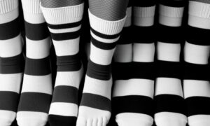 Носки с монохромом: одноцветность образа